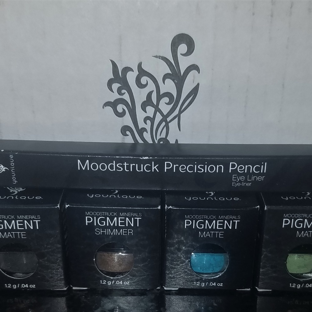 Younique Bundle Pigment Eye Color 4 and Eye Pencil